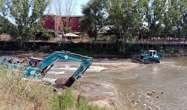 Debisi düşen Tunca Nehri'nde temizleme çalışması