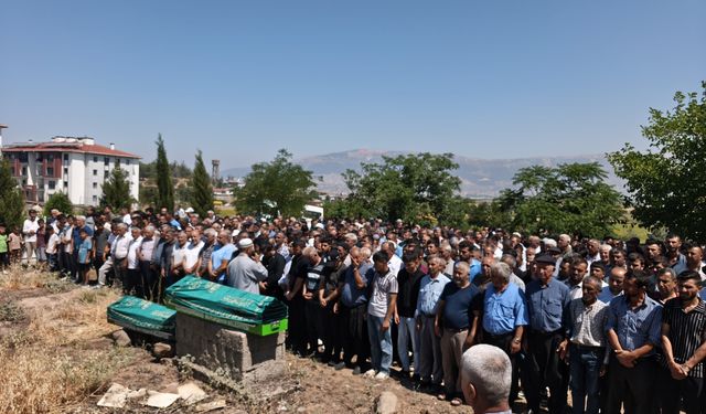 Deneme sürüşü yaparken kanala uçtukları otomobilde ölen anne ve oğlu toprağa verildi