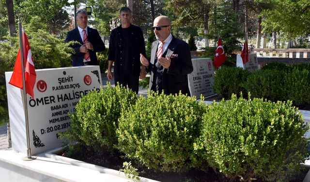 Dönemin Özel Kuvvetler Komutanı emekli Korgeneral Aksakallı, Ömer Halisdemir'in mezarını ziyaret etti