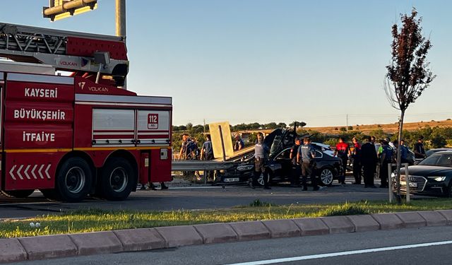 Düğün konvoyunda bariyerlere çarpan otomobilde ölen anne, toprağa verildi
