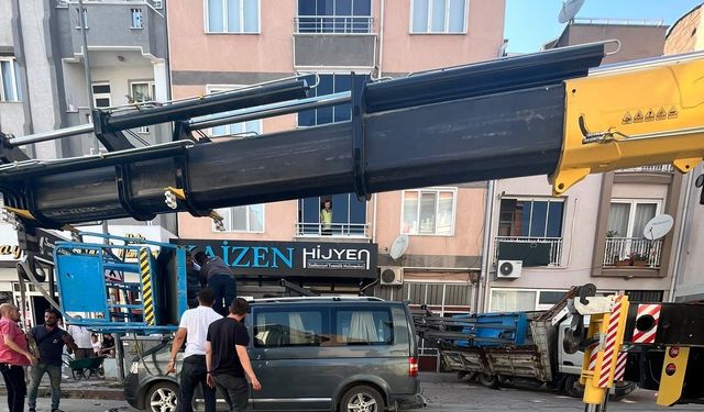 Eşya taşıma asansörünün minibüsün üzerine devrildiği anlar kamerada