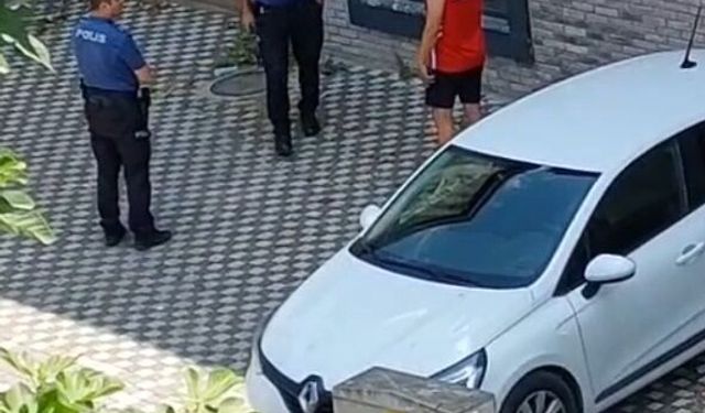 Evinin önüne araç park eden sürücüyle tartışıp bıçakla saldırdı