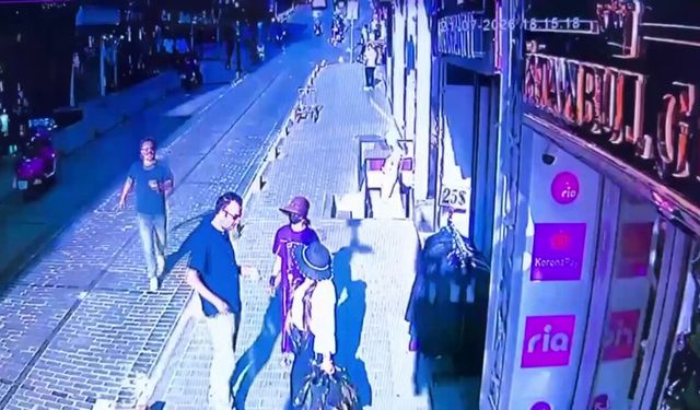 Fatih'te caddede yürüyen turistlerin cüzdanını çalan 2 çocuk yakalandı
