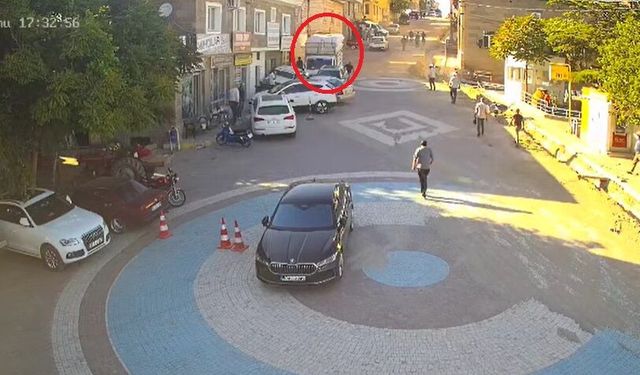 Freni boşalan kamyonetin park halindeki araçlara çarptığı kaza kamerada