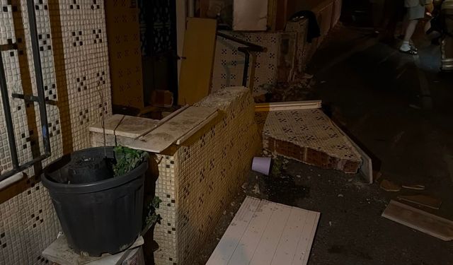 Gaziosmanpaşa'da yokuş aşağı kayan otomobil doğal gaz kutusuna çarptı; 3 katlı bina tahliye edildi