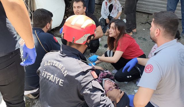 Hafif ticari araç, elektrik direğine çarptı: 9 yaralı