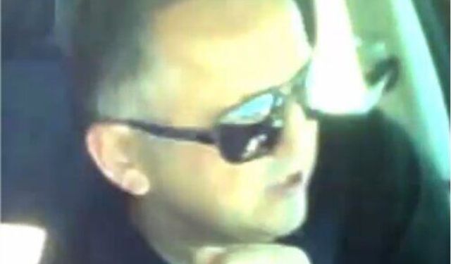 Hafriyat kamyonundan fırlayan taşın otomobilin camını kırdığı anlar kamerada