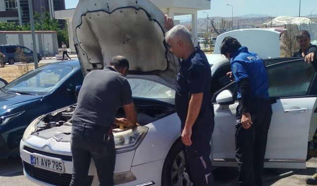 Hastane otoparkındaki otomobilde çıkan yangın söndürüldü