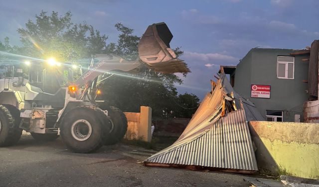 Iğdır'da kuvvetli rüzgarda caminin çatısı uçtu