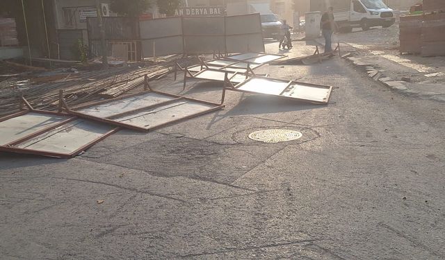 İstanbul'da fırtına; bazı ilçelerde ağaçlar devrildi, çatılar uçtu -3 / Ek bilgi ve görüntüyle