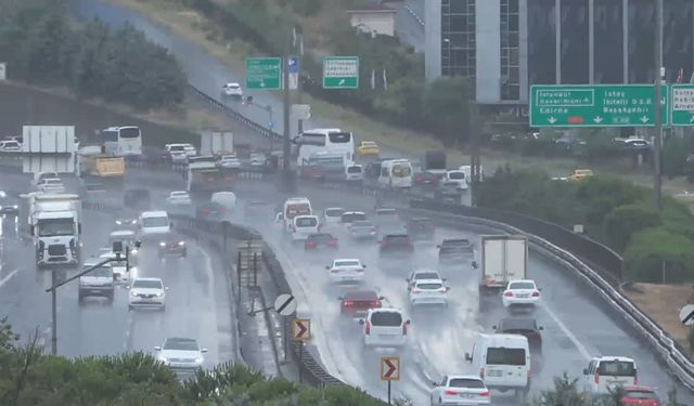 İstanbul'da sağanak etkili oluyor; yollar göle döndü / Ek bilgi ve görüntü