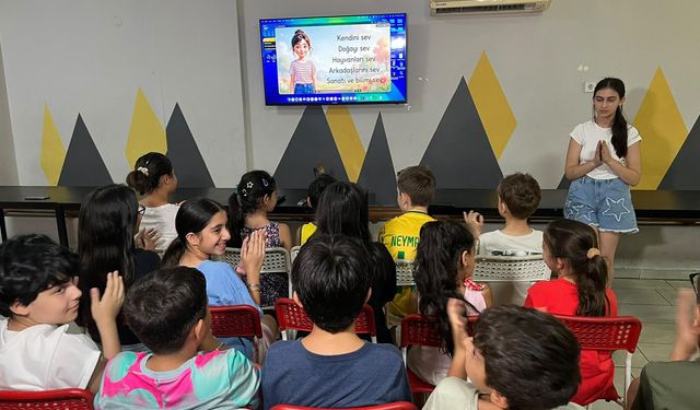 İzmir'de 13 yaşındaki Bade, yapay zekayı çocuklar için iyiliğe dönüştürdü