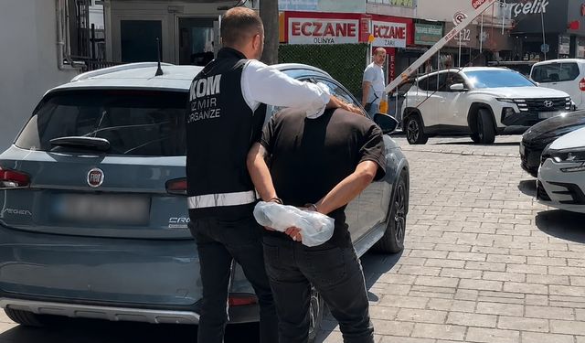 İzmir'de oto galeriyi kurşunlayan 2 şüpheli tutuklandı