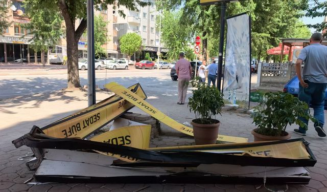 Kaldırıma çıkıp iş yerine çarpan minibüs, boş arsaya girdi