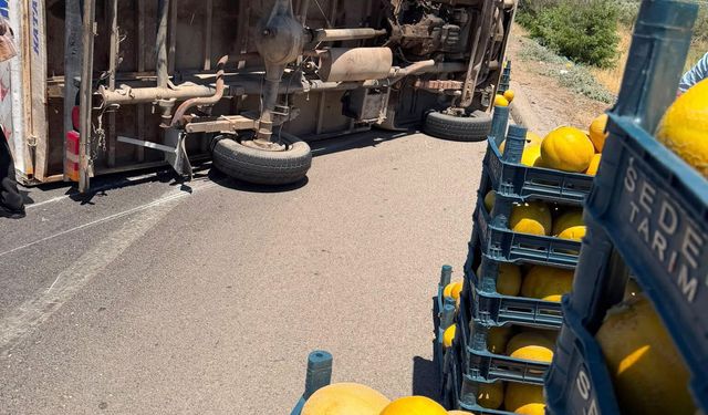 Kamyonet devrildi, kasasındaki kavunlar yola saçıldı