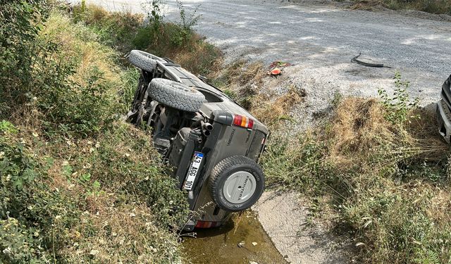 Kamyonetle çarpışan cip, su kanalına devrildi; 3 yaralı