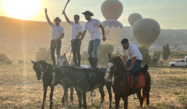 Kapadokya'da balonlar eşliğinde vadide at turu