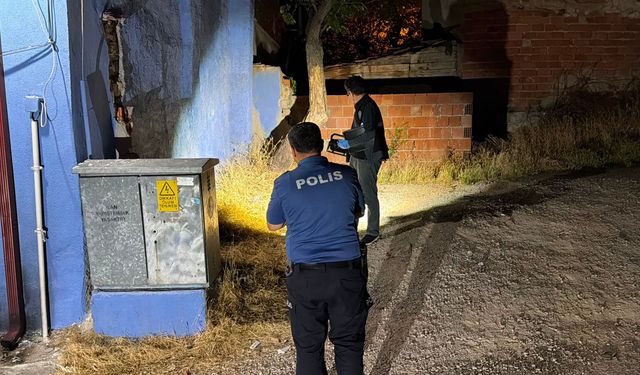 Kapüşonlu şüpheli evin önüne benzin döküp ateşe verdi