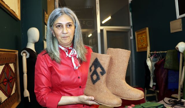Keçe sanatını genç kuşaklara aktarıyor