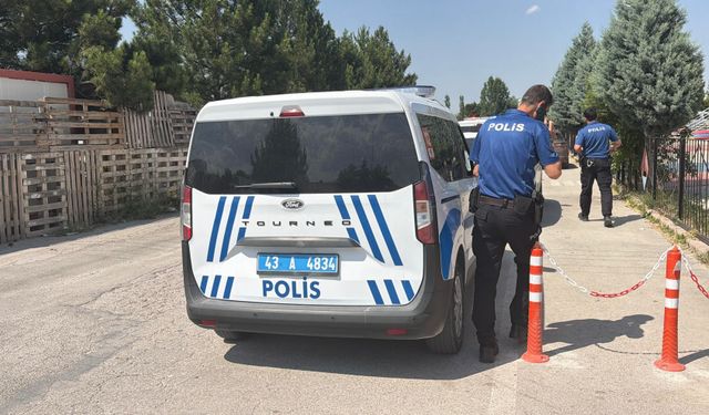 Kendisini ayağından vuran saldırgana taş atarak karşılık verdi
