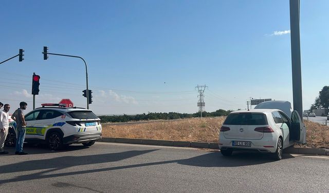 Kilis'te kontrolden çıkan otomobil yön tabelasına çarptı: 2 yaralı