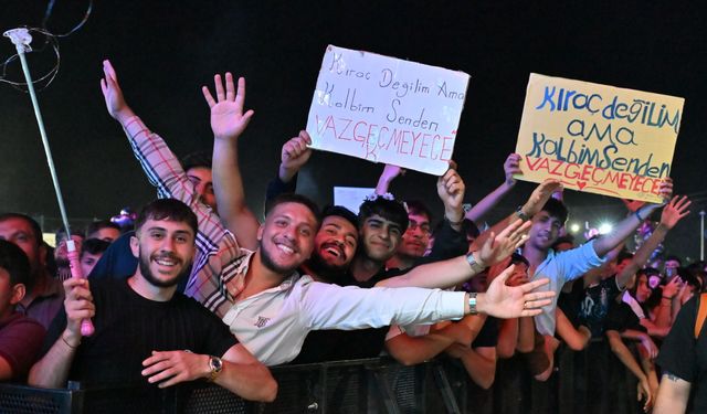 Kıraç, 'Türkiye Kültür Yolu Festivali' kapsamında Van'da konser verdi