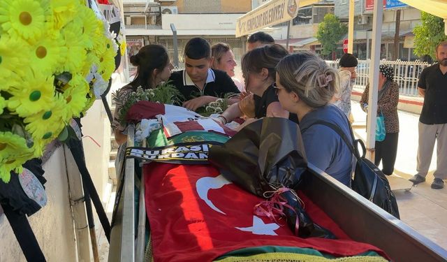 Kuşadası'nda denizde boğulan 3 kişiden emekli öğretmen toprağa verildi