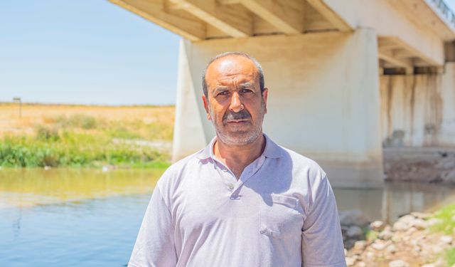Mandalarını çayda serinletiyor