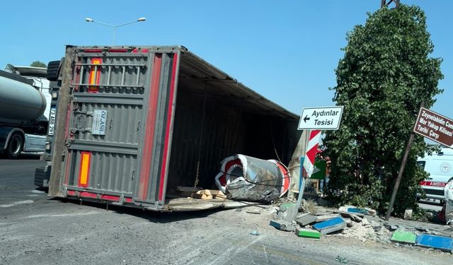 Mardin'de TIR devrildi; kadın ve çocuğunun kazadan kurtulduğu anlar kamerada