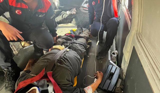 Minibüs ile otomobil çarpıştı: 7 yaralı