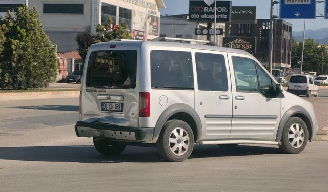 Motosiklet ile hafif ticari aracın çarpıştığı kaza kamerada: 1 yaralı