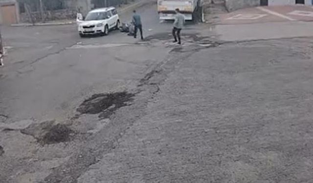 Motosiklet ile otomobilin çarpıştığı kaza kamerada: 1 yaralı