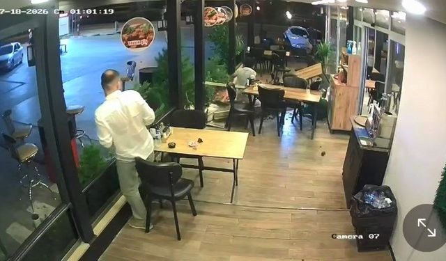 Motosiklet, lokantadaki müşteriye çarptı; o anlar kamerada