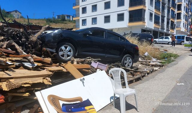 Otomobil ekmek fırını önündeki odun yığınına çarptı: 6 yaralı