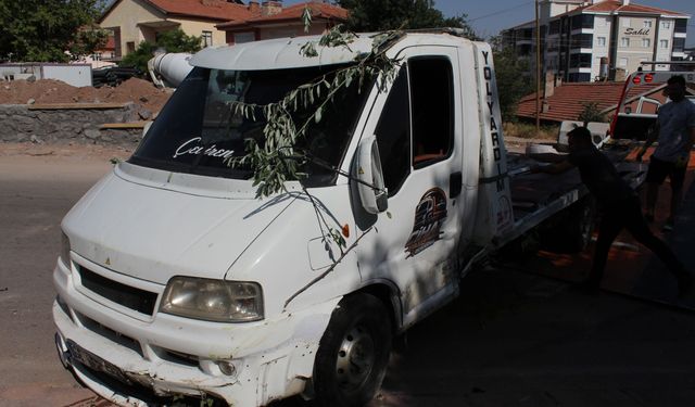 Otomobil ile çekicinin çarpıştığı kaza kamerada; 5 yaralı