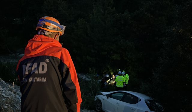 Otomobil ile motosiklet çarpıştıktan sonra şarampole savruldu: 5 yaralı