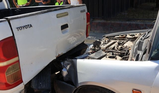 Otomobilin park halindeki araçlara çarptığı kaza kamerada: 1 yaralı