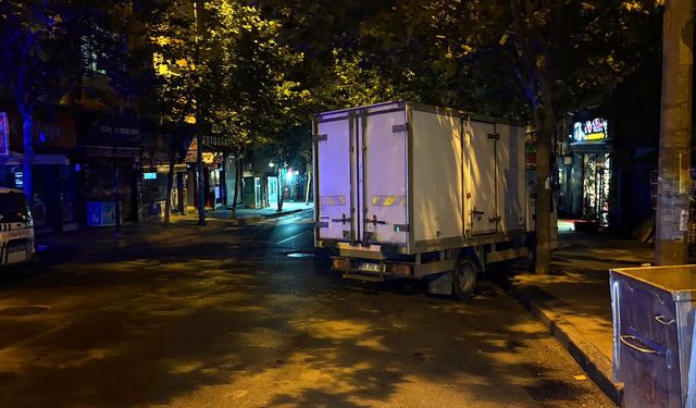 Otomobilin park halindeki kamyonete çarptığı kaza kamerada