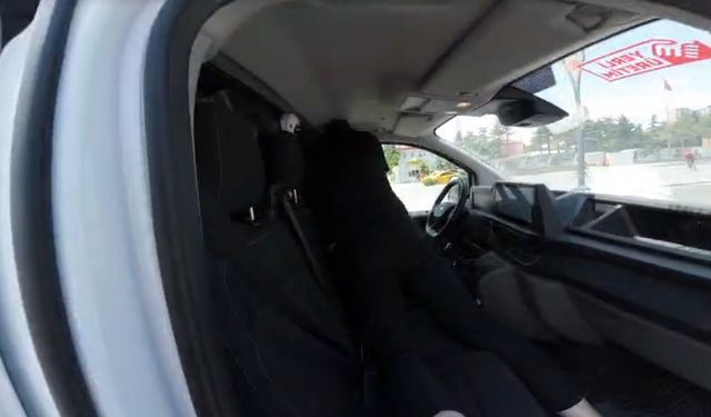 Otomobilinden inen sürücü, kamyonet sürücüsünü darbetti; saldırı kamerada