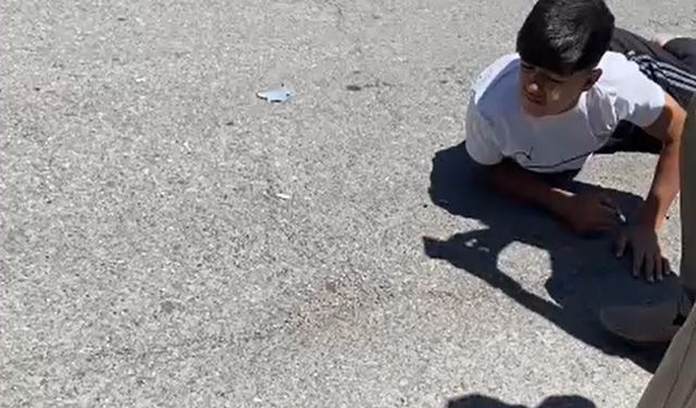 Otomobille bisikletli çocuklara çarpıp kaçtı; 3 yaralı