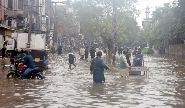 Pakistan'da şiddetli yağışlar nedeniyle hayatını kaybedenlerin sayısı 37'ye yükseldi
