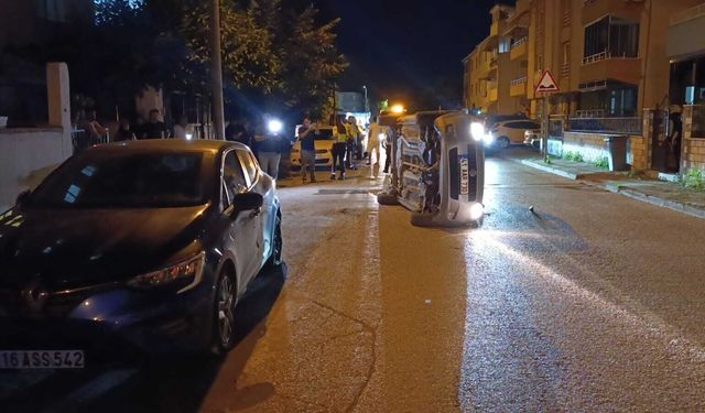Park halindeki araca çarpıp devrilen otomobilin sürücüsü kaza yerinden kaçtı