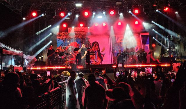 Semicenk konserine gelenler sağanak yağmura rağmen alandan ayrılmadı
