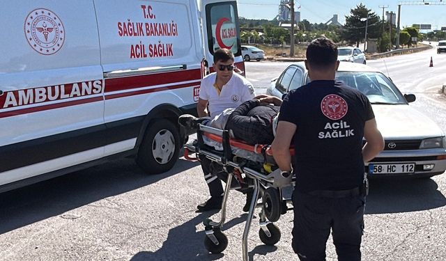 Sivas'ta iki kamyonet kavşakta çarpıştı: 5 yaralı