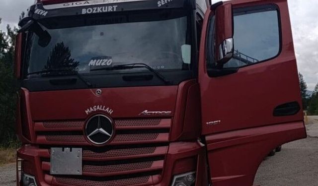 TIR ile çarpışan otomobilde ölen evli çift toprağa verildi