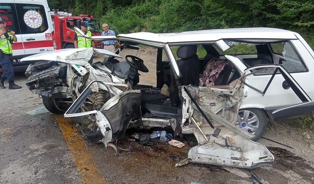 TIR ile otomobil çarpıştı: 2 ölü, 1 ağır yaralı (2)