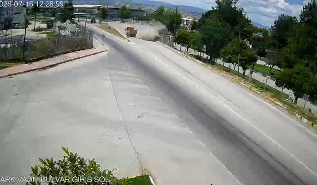 Tokat'ta otomobilin karşı yöne geçtiği kaza kamerada