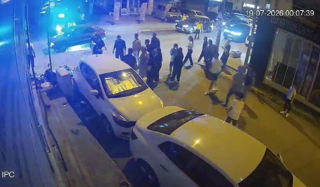 Trafik polisinin önünde motosiklet ile otomobil çarpıştı: O anlar kamerada