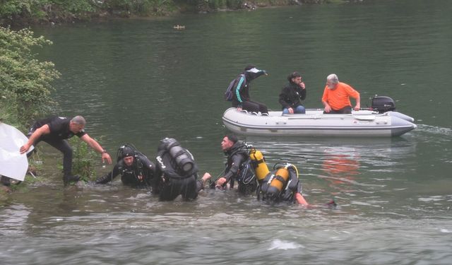 Uzungöl'de göle düşen turisti kurtarmak isteyen 2 kişi boğulma tehlikesi geçirdi; turistin cesedine ulaşıldı(2)