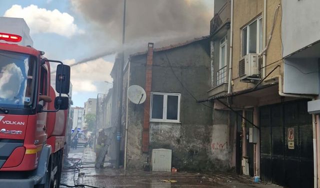 Yangında 3 ev kullanılamaz hale geldi; şüpheli gözaltında